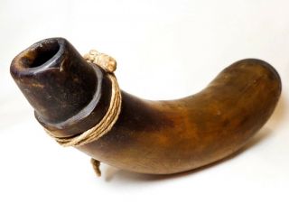 EARLY 19TH C AMERICAN ANTIQUE CARVED BLACK POWDER HORN,  W/NAILED HEEL/HEMP CORD 6