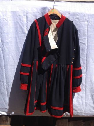 TOWER OF LONDON - ' BEEFEATER ' YEOMAN WARDERS UNIFORM - VERY RARE. 3