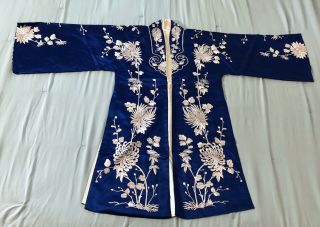 Antique 1900’s - 20’s Chinese Embroidered Blue Silk Robe with White Chrysanthemums 4