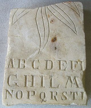 Antica Piastra In Marmo Con Inciso Le Lettere Dell’alfabeto In Diversi Caratteri