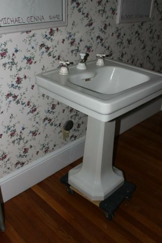 Vintage 1930 ' s American Standard Bathroom Pedestal Sink With Integrated Spigot. 2