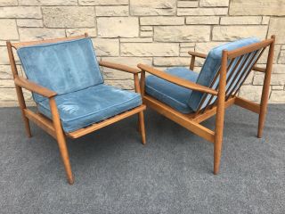 Pair Mid Century Modern Ethan Allen Baumritter Kofod Larsen Style Lounge Chairs
