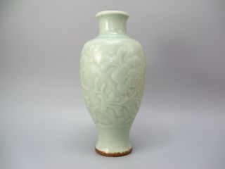 CHINESE INCISED GREEN LONGQUAN CELADON FLORAL VASE 2