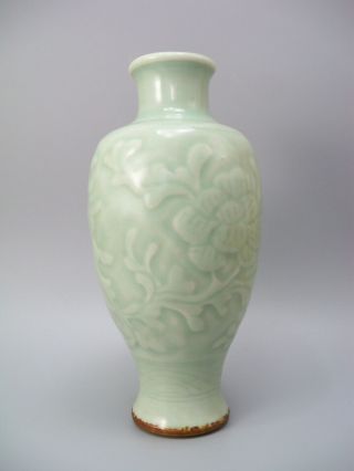 CHINESE INCISED GREEN LONGQUAN CELADON FLORAL VASE 3