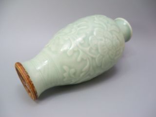 CHINESE INCISED GREEN LONGQUAN CELADON FLORAL VASE 4
