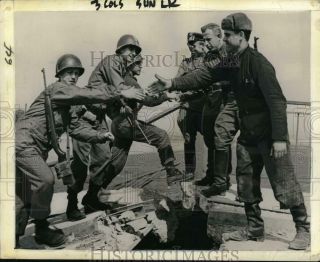 1945 Press Photo American & Russian Soldiers 