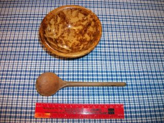 ANTIQUE SALESMAN SAMPLE MINIATURE SPONGEWARE MIXING BOWL & TINY WOODEN SPOON 2