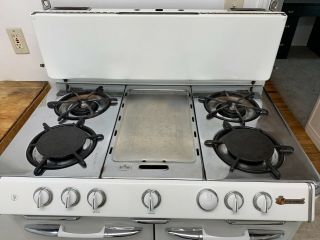 O ' Keefe and Merritt Vintage White Stove and Oven,  Gas 2
