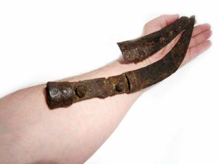 WELL PRESERVED LARGE CELTIC CURVED DAGGER - KNIFE MAHEIRA WITH THE CHAPE, 12