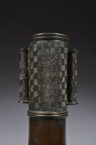 Antique Chinese bronze bottle vase,  late Ming - early Qing dynasty 3