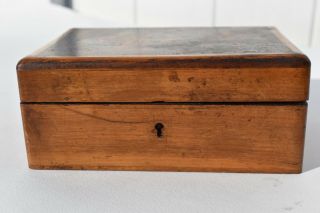 JUDAICA? ANTIQUE HAND COLORED OLIVE WOOD BOX DEPICTING A RUSSIAN JEWISH FAMILY 6