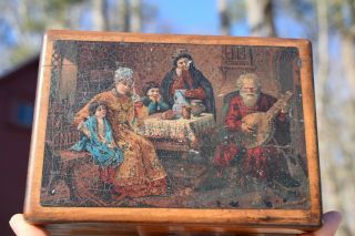 JUDAICA? ANTIQUE HAND COLORED OLIVE WOOD BOX DEPICTING A RUSSIAN JEWISH FAMILY 8