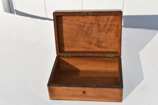 JUDAICA? ANTIQUE HAND COLORED OLIVE WOOD BOX DEPICTING A RUSSIAN JEWISH FAMILY 9