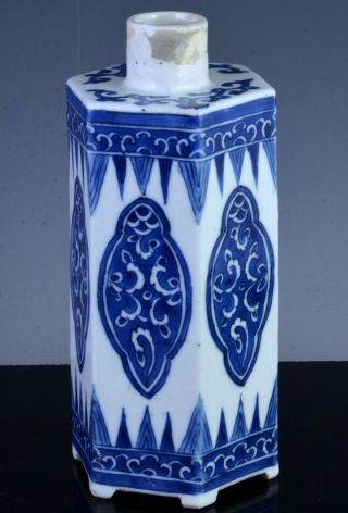 FINE 17THC CHINESE KANGXI BLUE WHITE FACETED FOOTED TEA CADDY JAR VASE 3