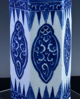 FINE 17THC CHINESE KANGXI BLUE WHITE FACETED FOOTED TEA CADDY JAR VASE 6