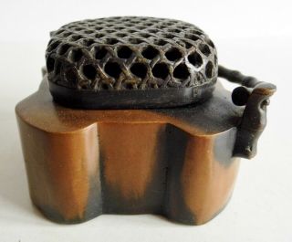 UNUSUAL AND VERY RARE ANTIQUE CHINESE BRONZE HAND WARMER - SEAL MARK ON THE BASE 3