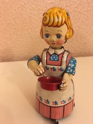 Vintage 1950 ' s Girl Feeding Chickens Tin Wind - Up - TPS - Japan C9 6