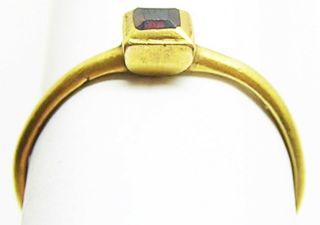 Rare 16th century Renaissance gold finger ring set with dark red ruby 10