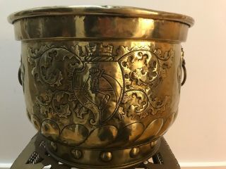 Large Antique Arts & Crafts Embossed Brass Armorial Jardiniere/planter 4
