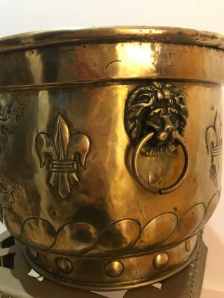 Large Antique Arts & Crafts Embossed Brass Armorial Jardiniere/planter 5