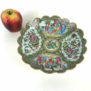 19th Century Chinese Porcelain Rose Mandarin Scalloped Cut Rim Bowl