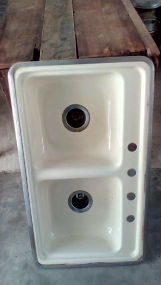Enamel or Porcelain over steel vintage small sink 3