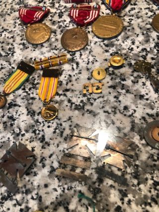 I ' ed WW2 US Medal And Pin Grouping With Dog Tag Estate Find 10