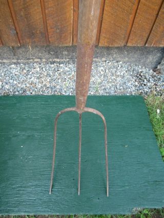 GREAT VINTAGE 3 PRONG HAY PITCH FORK 61 