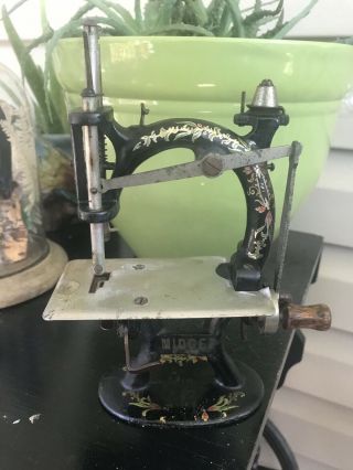 ANTIQUE Foley &Williams MIDGET Hand Crank Toy Miniature Cast Iron Sewing Machine 2