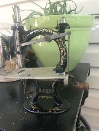 ANTIQUE Foley &Williams MIDGET Hand Crank Toy Miniature Cast Iron Sewing Machine 7