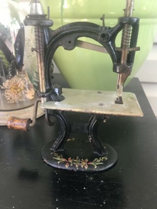 ANTIQUE Foley &Williams MIDGET Hand Crank Toy Miniature Cast Iron Sewing Machine 9