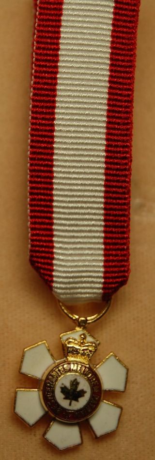 Order Of Canada (officer) Miniature Medal (gold Maple Leaf)