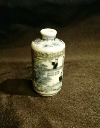 A Blue,  White & Red Underglaze Snuff Bottle.  18th Or 19th Century 4