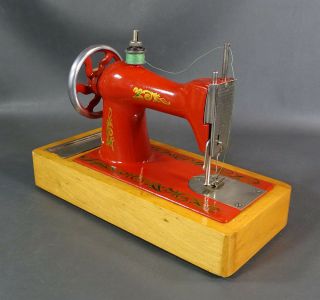 1950 ' s Russian Singer Child ' s Toy Sewing Machine Hand Crank Metal Wood Base Box 6