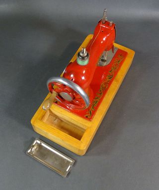 1950 ' s Russian Singer Child ' s Toy Sewing Machine Hand Crank Metal Wood Base Box 9