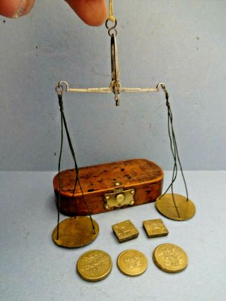 RARE 18thC GEORGE III BOXED GUINEA COIN BALANCED SCALES WITH WEIGHTS c 1776. 7