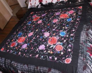 Fine Antique Vintage 19th Century Chinese Cantonese Hand Embroidered Silk Shawl.