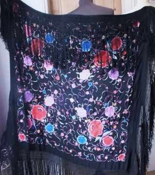 Fine Antique Vintage 19th Century Chinese Cantonese Hand Embroidered Silk Shawl. 3