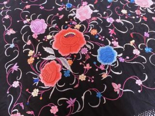Fine Antique Vintage 19th Century Chinese Cantonese Hand Embroidered Silk Shawl. 4