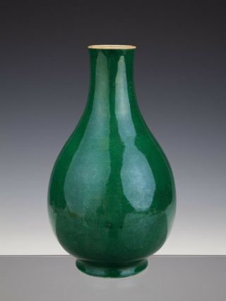 Chinese Monochrome Apple Green Vase 19th C.  - Top - 21cm -