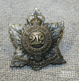 219th Battalion,  Nova Scotia Highlanders Collar Badge " Maple Leaf " Type (17425)