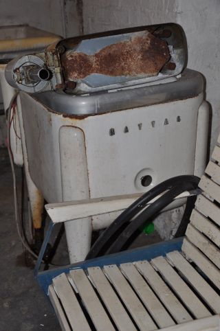 Antique/Vintage Maytag Wringer Washing Machine 1950 ' s / $100 / OBO 3