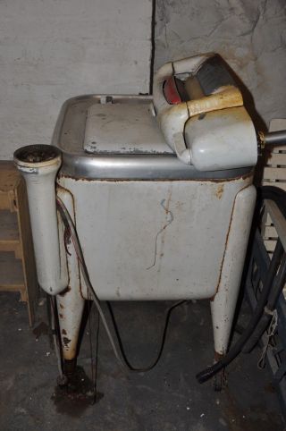 Antique/Vintage Maytag Wringer Washing Machine 1950 ' s / $100 / OBO 4