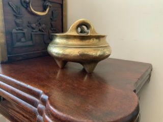fine quality large 18thc/19thc Chinese heavy bronze censer with cast seal mark. 12