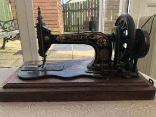 Singer Sewing Machine With Wooden Box.