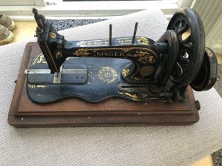 SINGER sewing machine With Wooden Box. 2