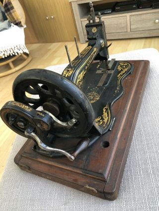 SINGER sewing machine With Wooden Box. 3