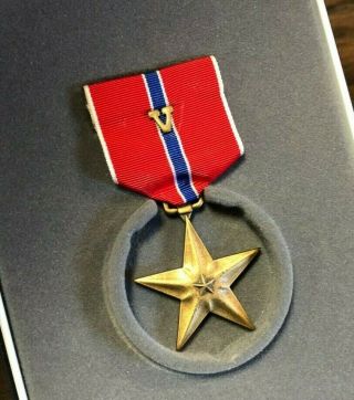 33318 Authentic Us Army Bronze Star Medal W V Valor Award On Presentation Box