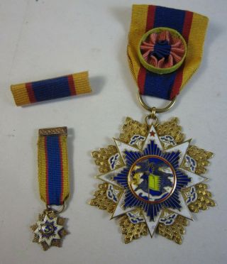 1958 China Order of Cloud & Banner 6th Order Military Medal Named in Custom Case 7