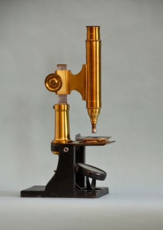 BRASS MICROSCOPE OF UNUSUAL DESIGN (POSSIBLY FRENCHBY SELLIGUE CA 1825) 2